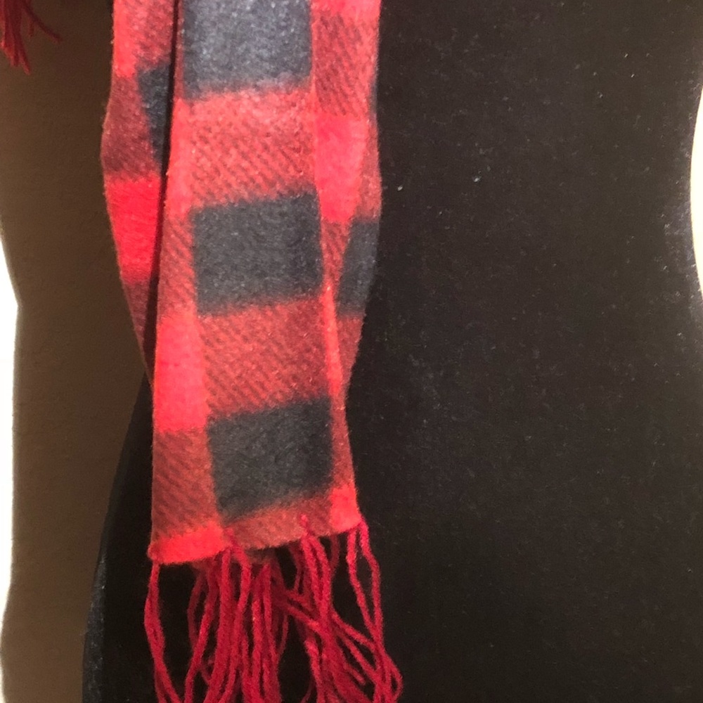 NWT-Black/Red Checkered fleece scarf with fringe - Picture 2 of 6